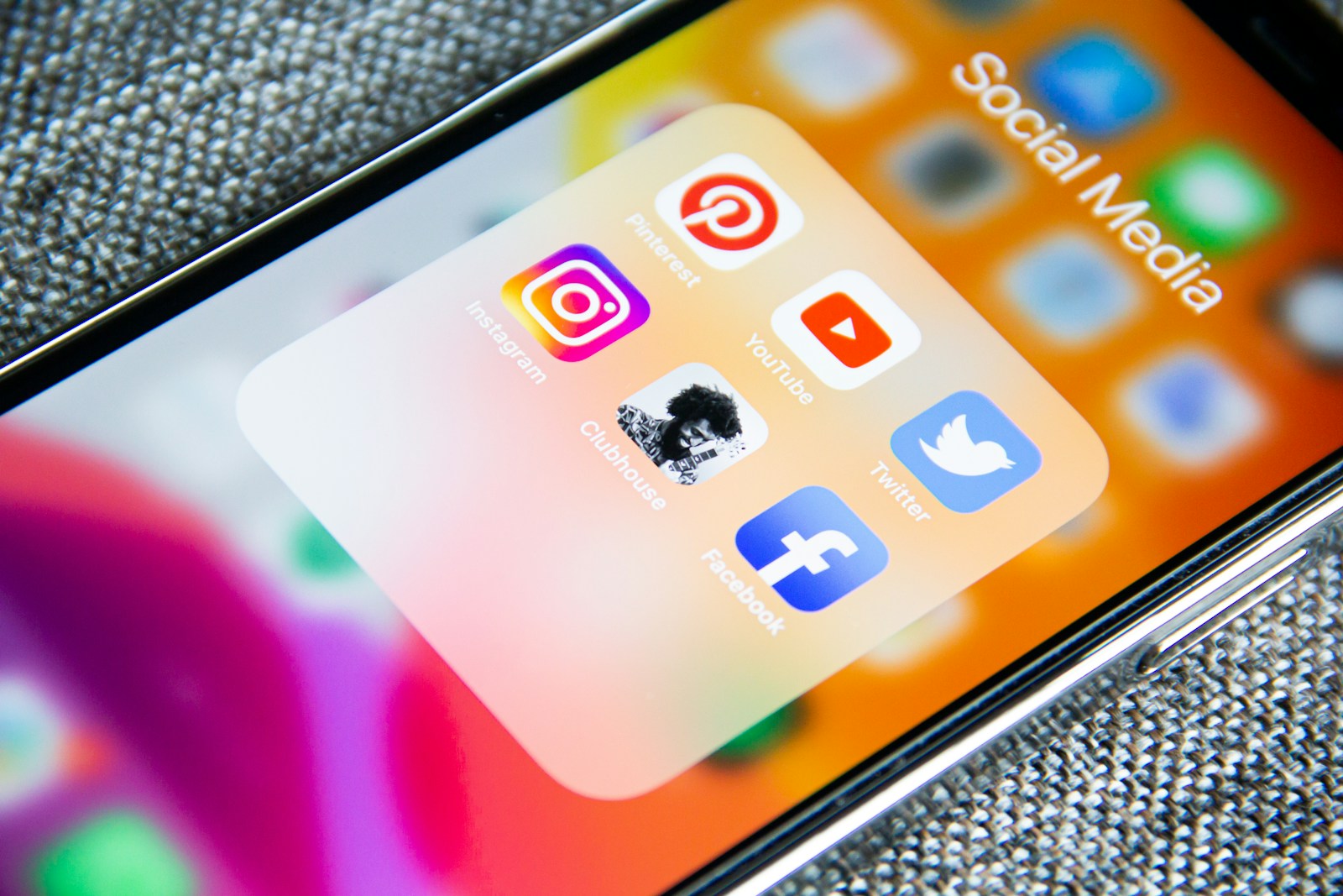 Google Ads ou Facebook Ads : quelle plateforme publicitaire choisir pour votre PME en Suisse ?